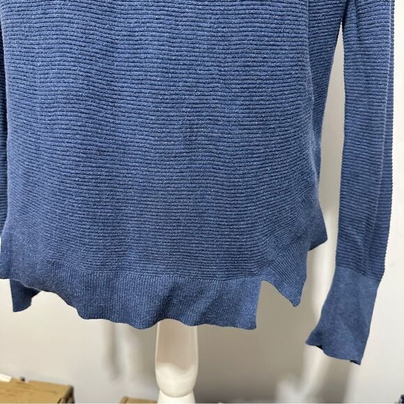 Victoria’s Secret blue long sleeve top with side slits size M - Picture 2 of 5